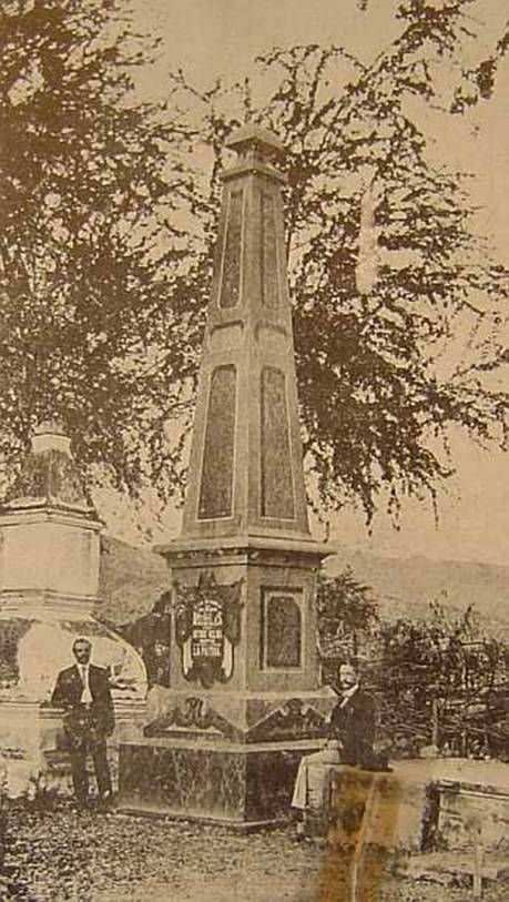Monumento en Cementerio de Álamos de Antonio Rosales